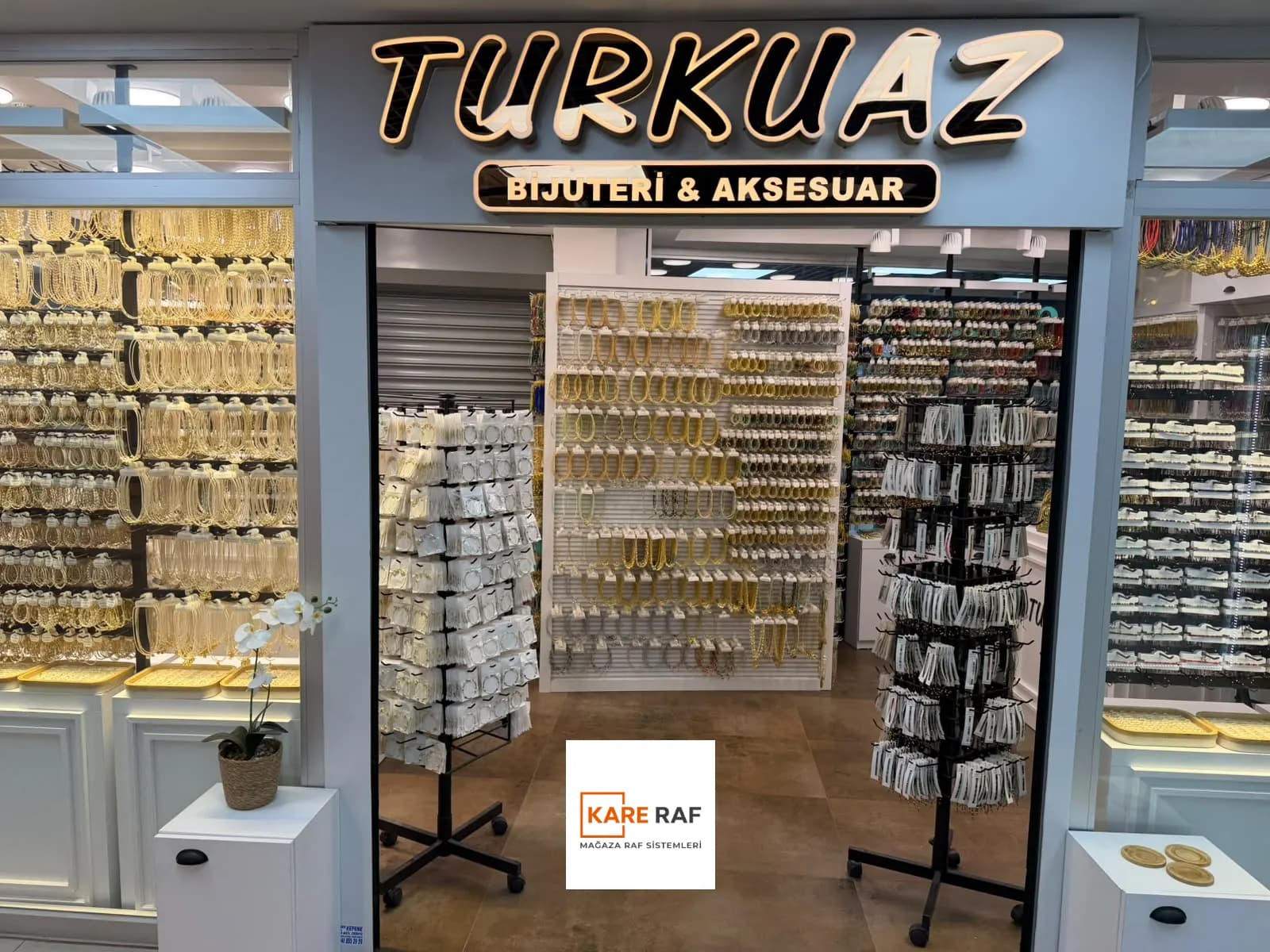 Turkuaz Bijuteri & Aksesuar'ın Tahtakale'deki cephesi; girişte bilezik dolu kanallı pano bölmesi