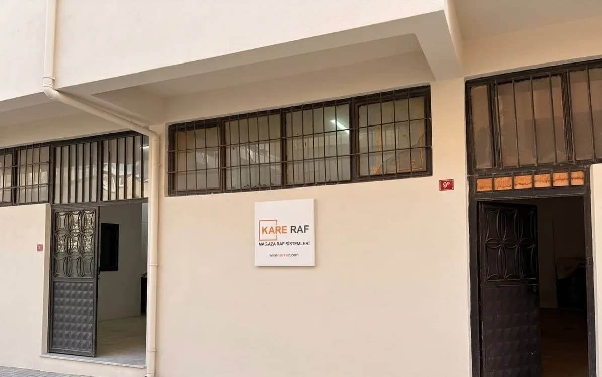 Kare Raf'ın Sultanbeyli'deki fabrikasının cephesi: KARE RAF tabelası, demir parmaklıklı pencereler ve iki giriş kapısı