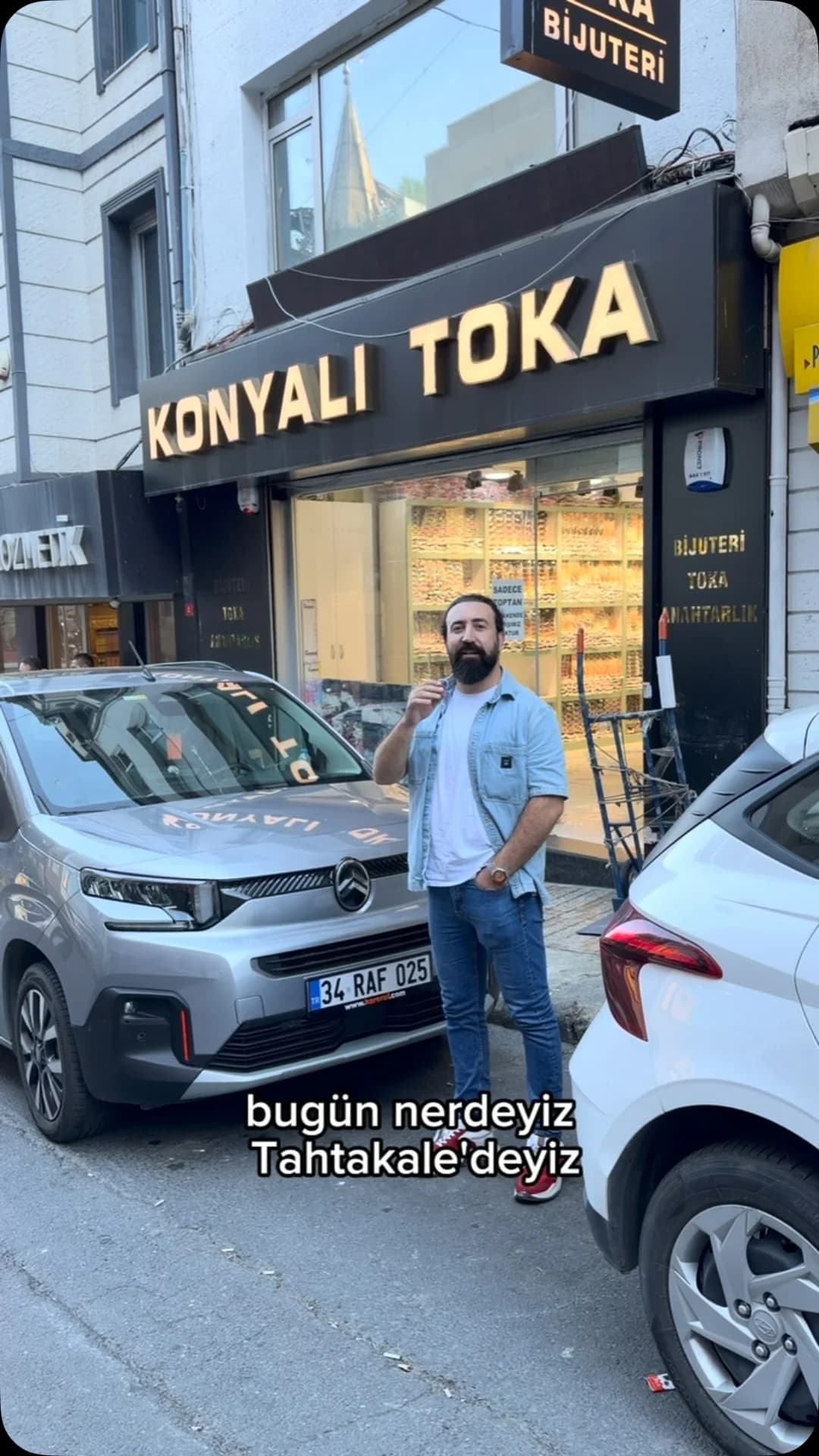 Tahtakale'de Konyalı Toka mağazasının önü; yan tabelada bijuteri, toka ve anahtarlık yazıyor